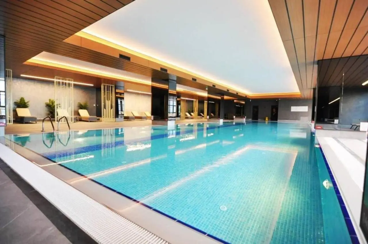 Bright Lovely Modern 2BD25 Condo PoolGym! #220