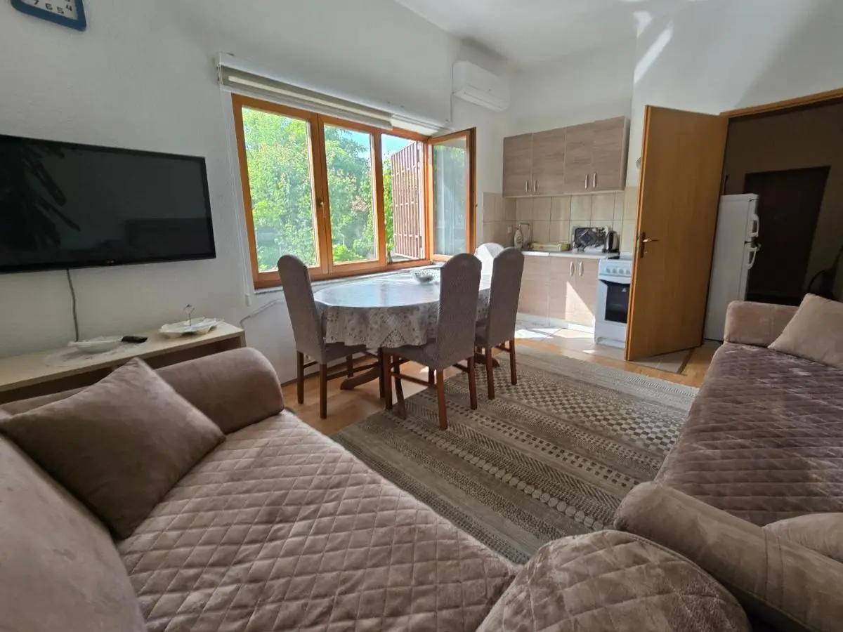 Apartman Nedim - Free Parking & Garden near Airport
