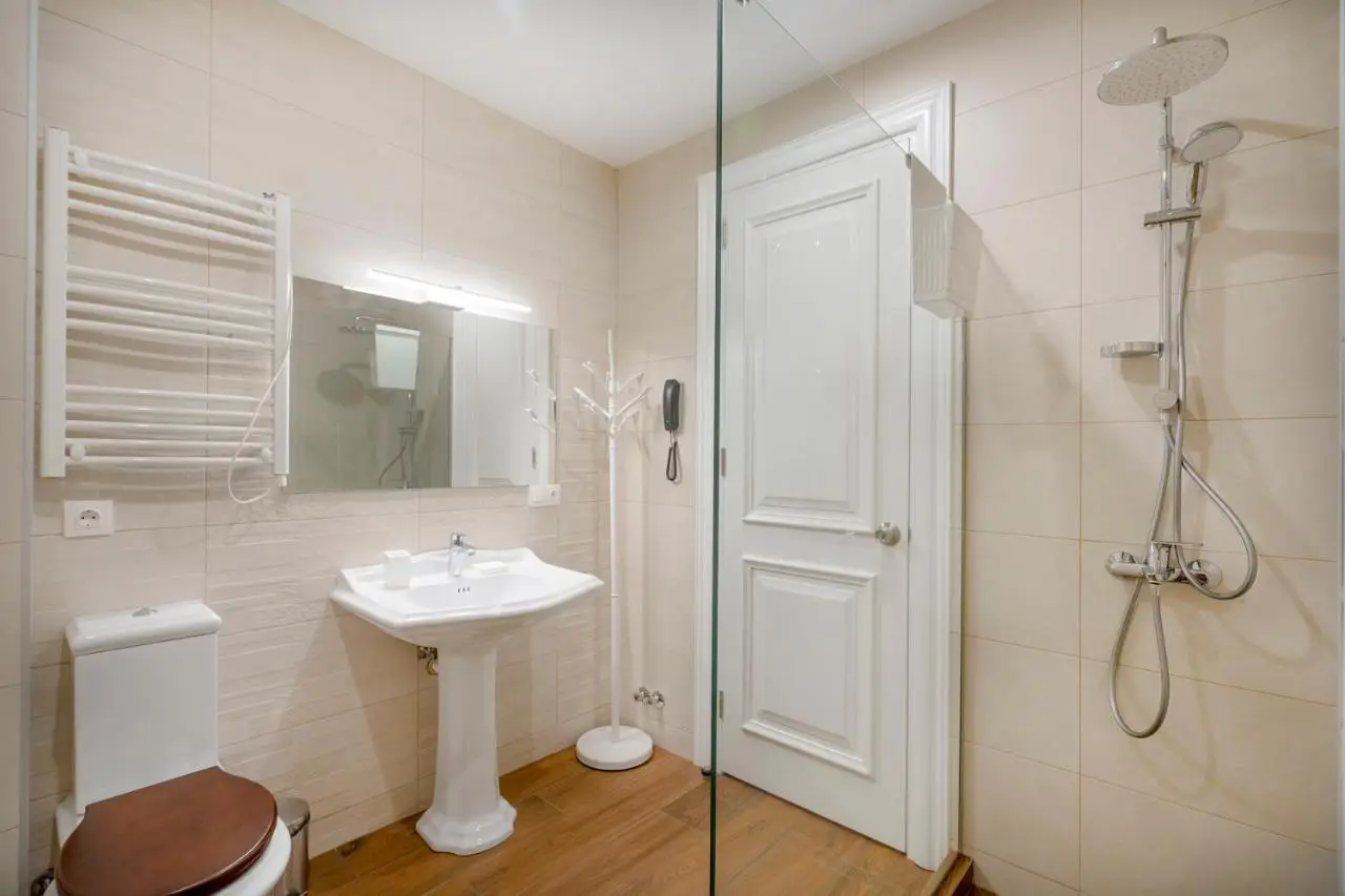 Iris Hotel