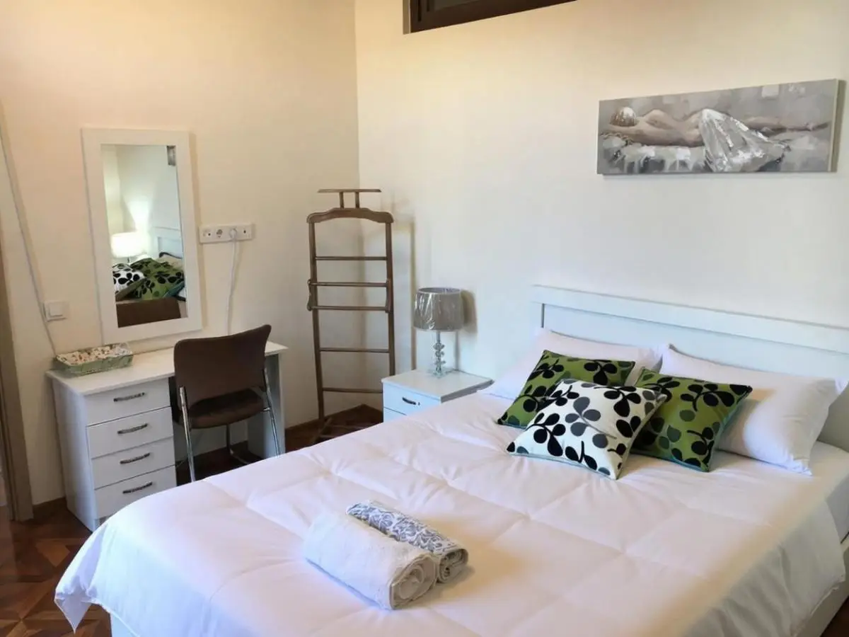 Spacious 2BR Apartment - Balcony & Prime Location