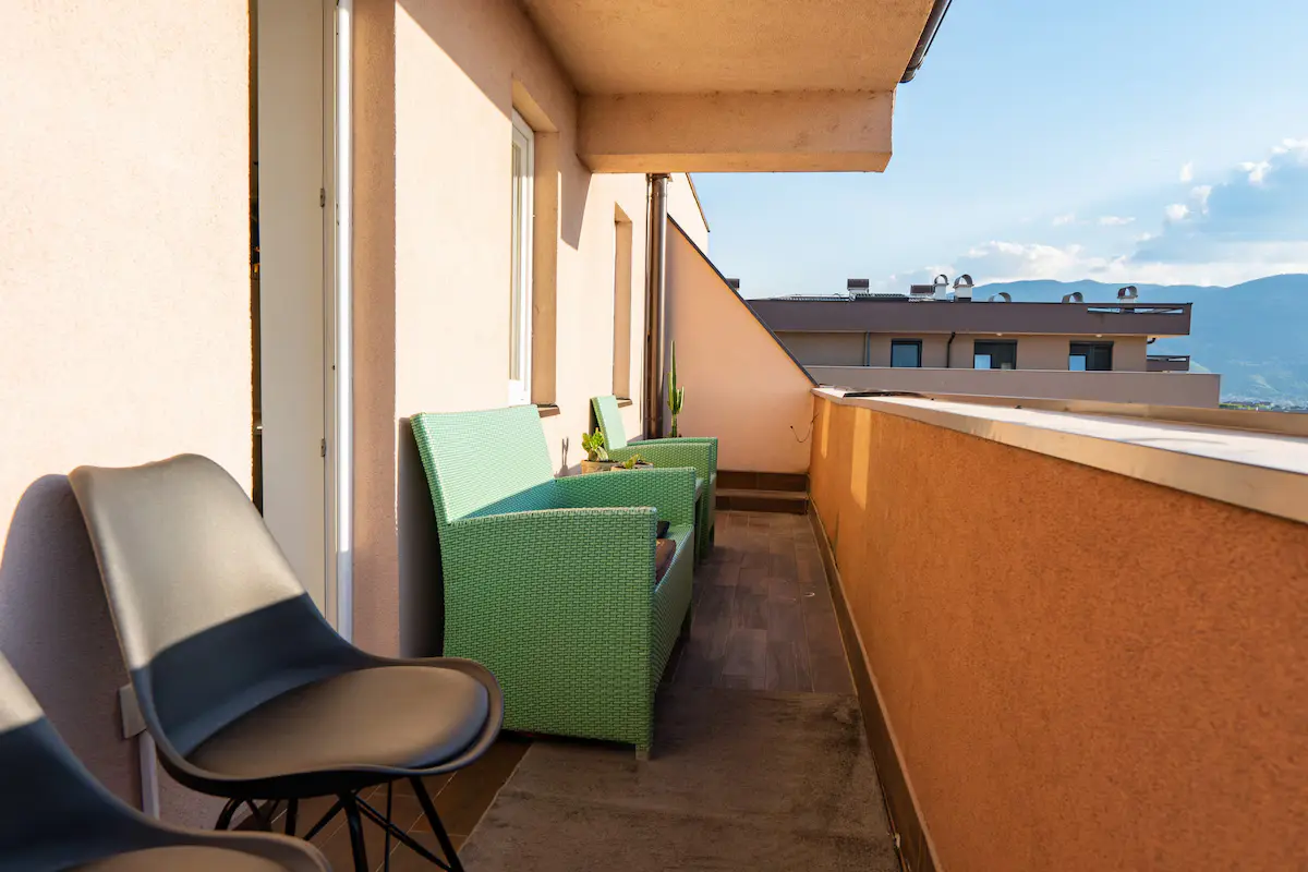 Top Floor Modern Penthouse | Free Parking