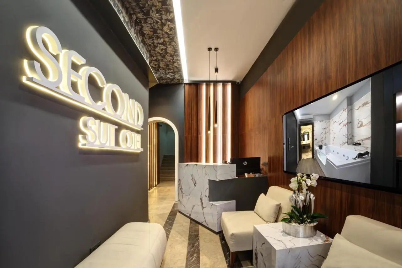 Second Suit Hotel