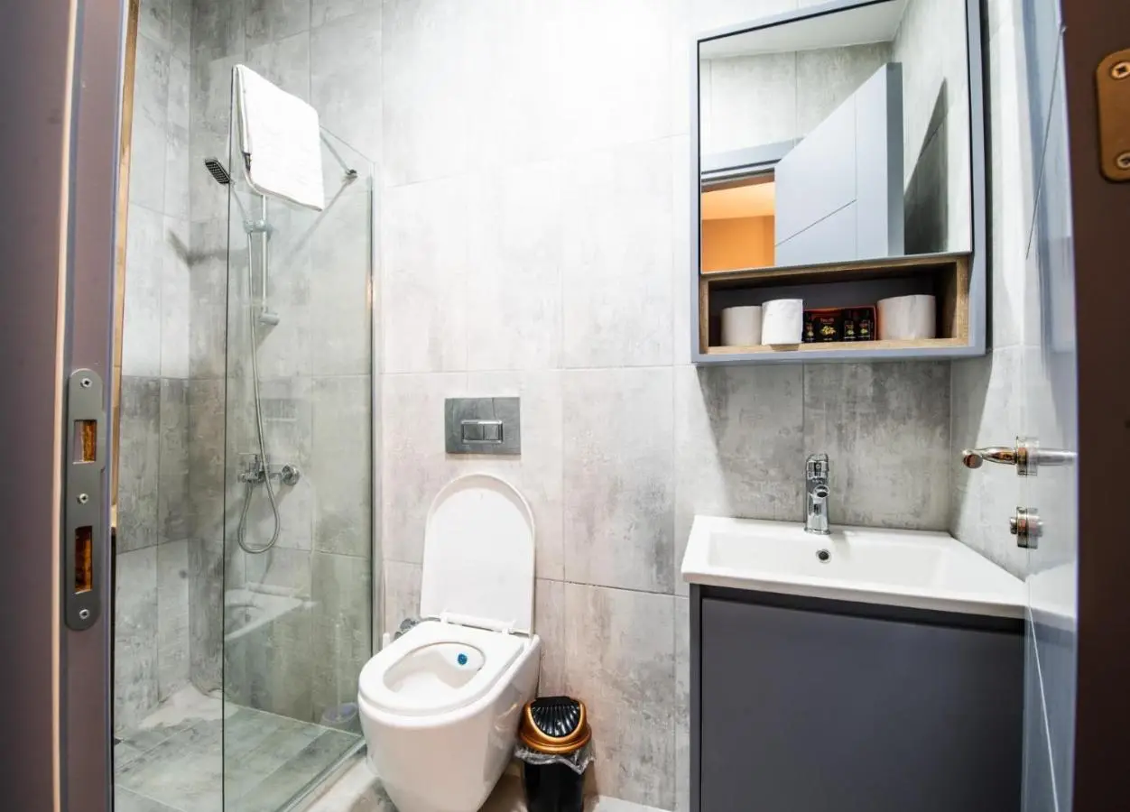 opera wall suite