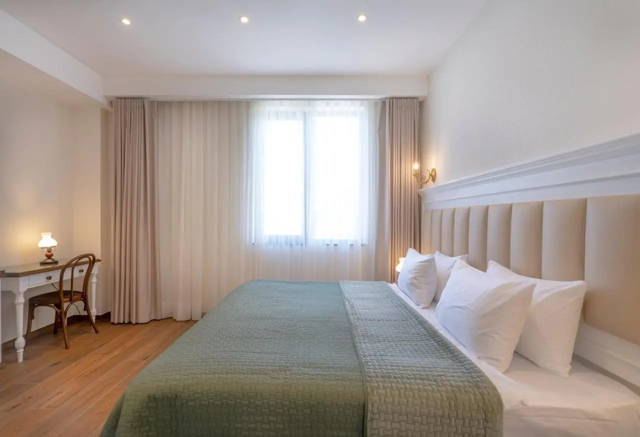 Iris Hotel