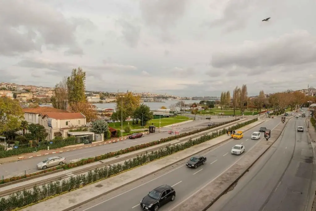 Waterfront Apartment by the Tram - Terrace with Dome & Golden Horn View in Fatih
