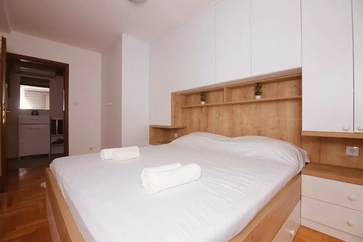 DeluxeSuite, Full Kitchen, KingSize Bed, AC WiFi