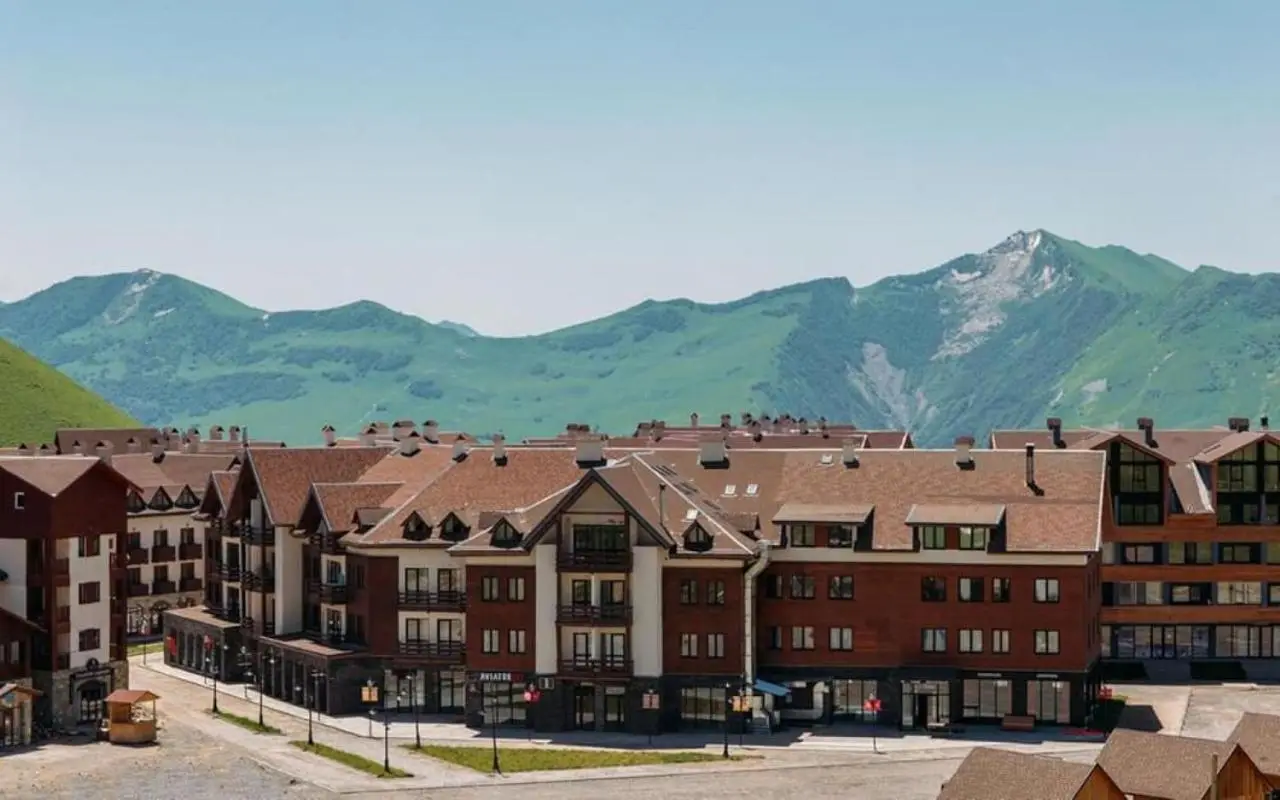 Gudauri Summer Apartment - Fireplace, Netflix on 100" Projector Screen, Full kitchen
