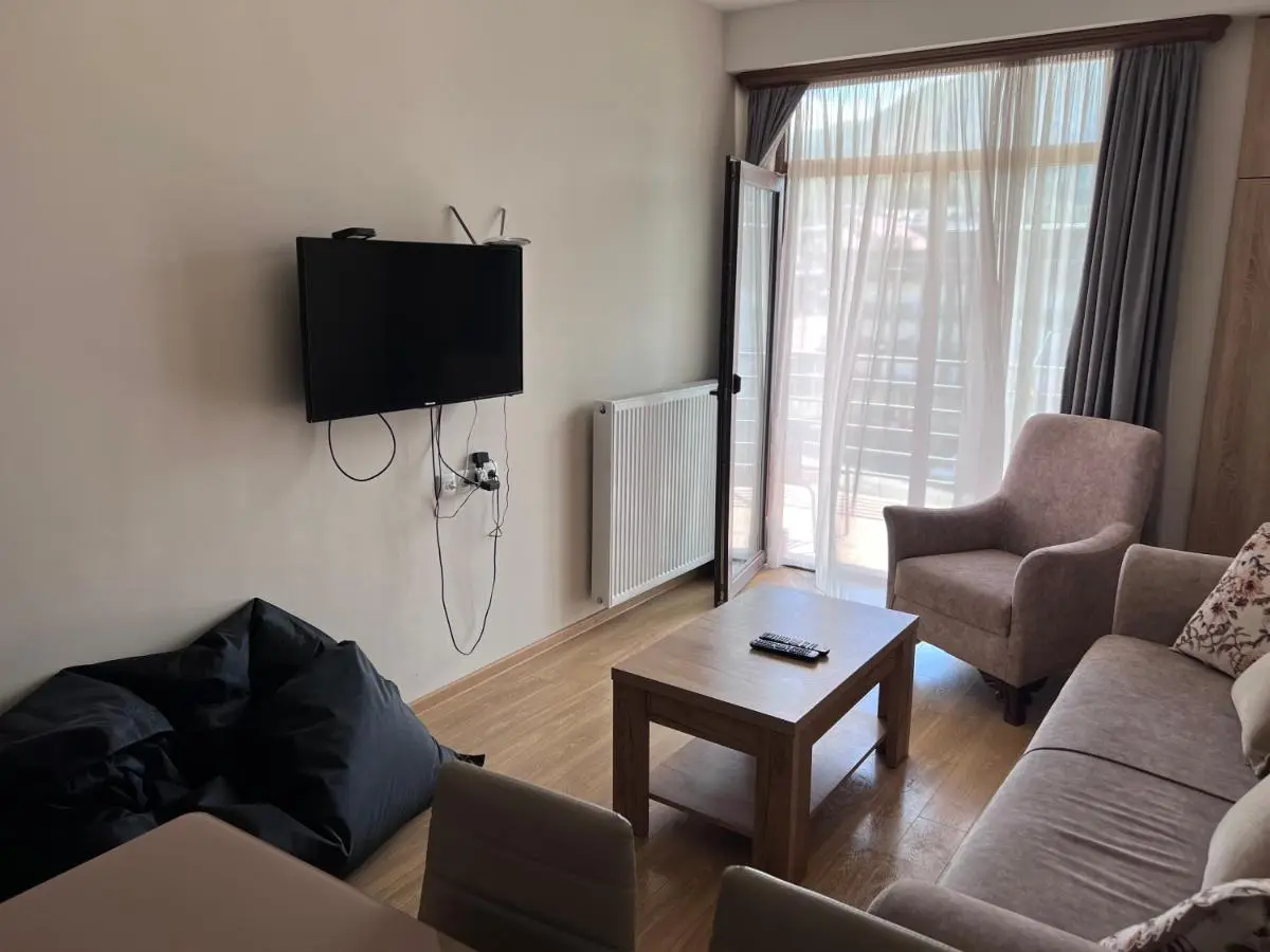 Nino's Sunny Apartment