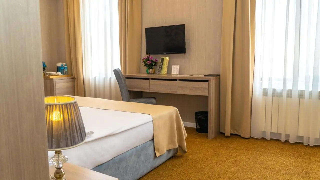 Grand Midway Hotel