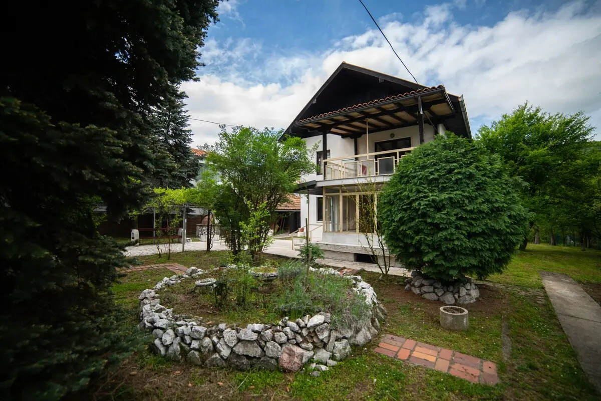 luxurious villa with 2000 m backyard to river side