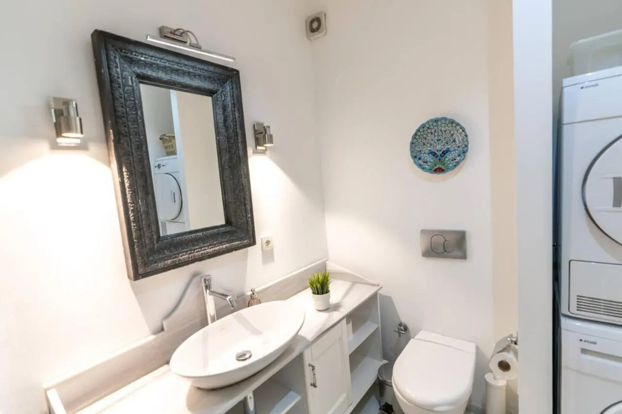 Cozy Getaway - Warmth and Comfort in the City