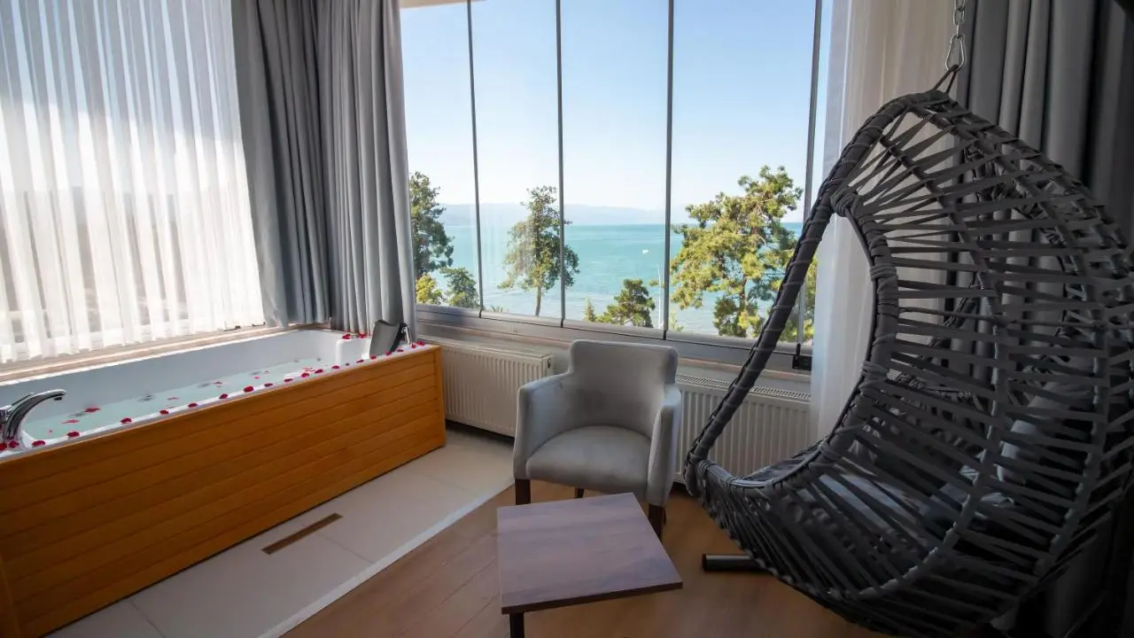 Lake Life Hotel