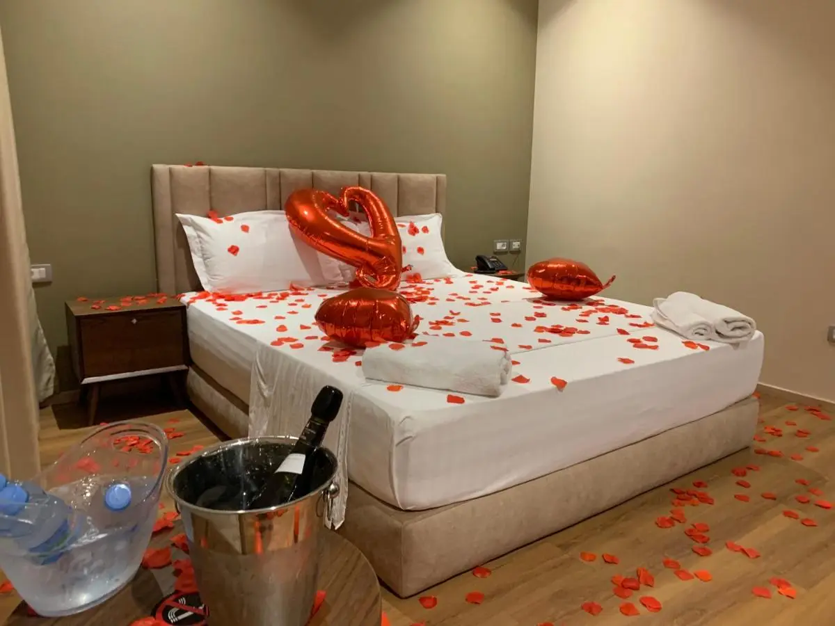 WHITE CROWN HOTEL