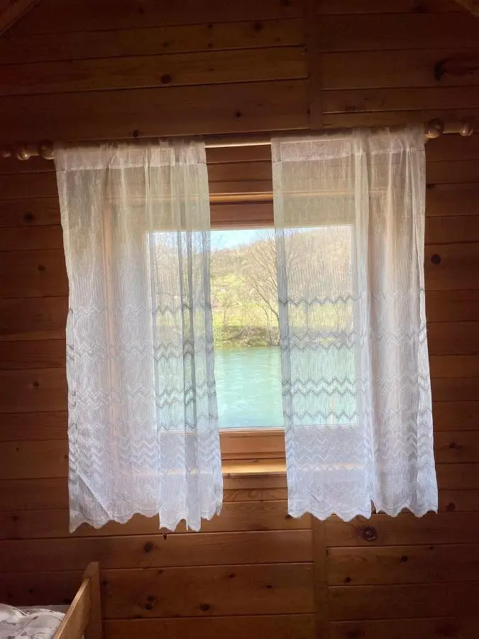 "River paradise" Vikendica sa bazenom, ladarom i kaminom na samoj obali Vrbasa Banja Luka