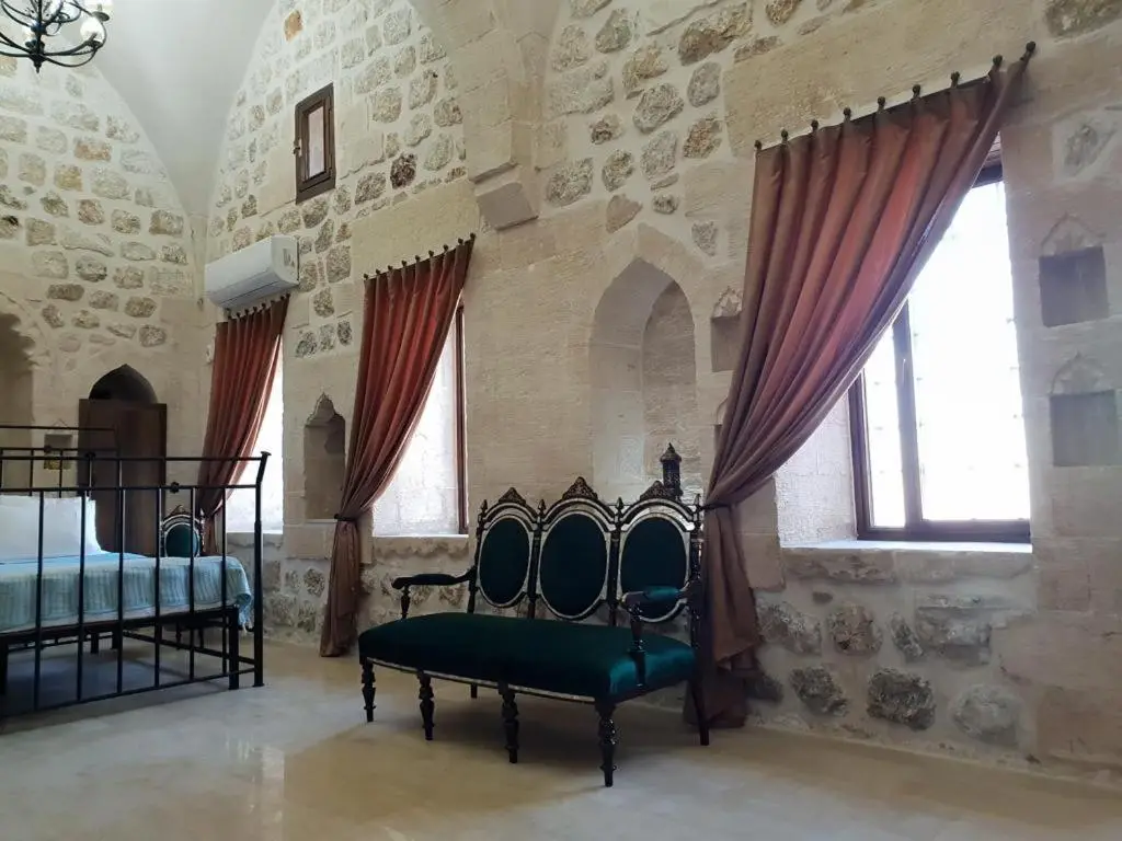 Mardin tarihi ulu Cami yanı, Kale divan konağı