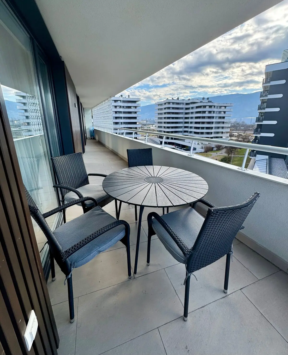 Lux Waves 2bdr apartment w/private parking