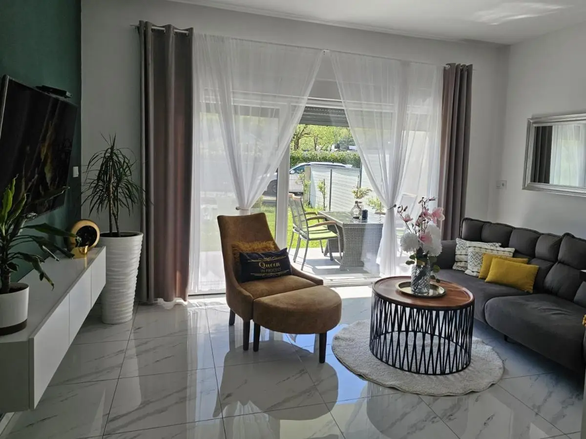 Una Luxury Home