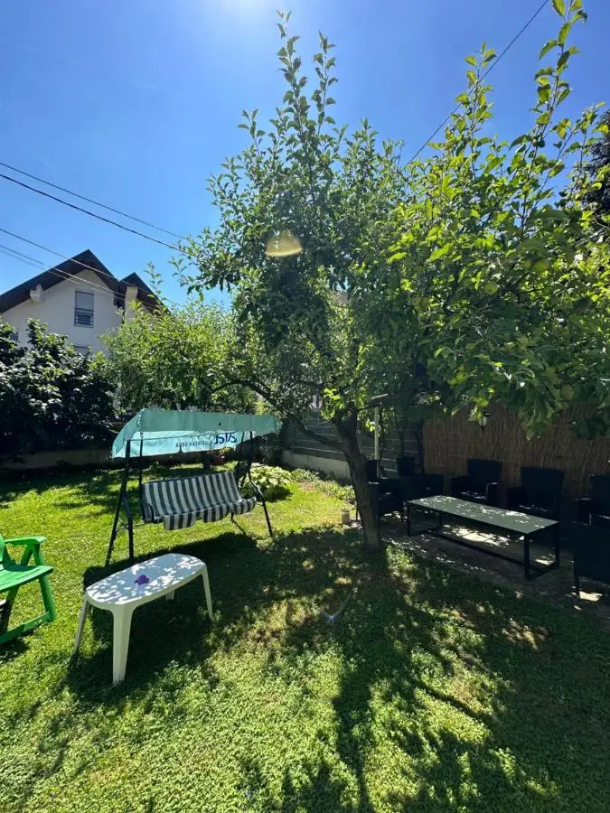 Large Apartment with beautiful Garden 5 minutes away from Airport at Karla Mijića 31