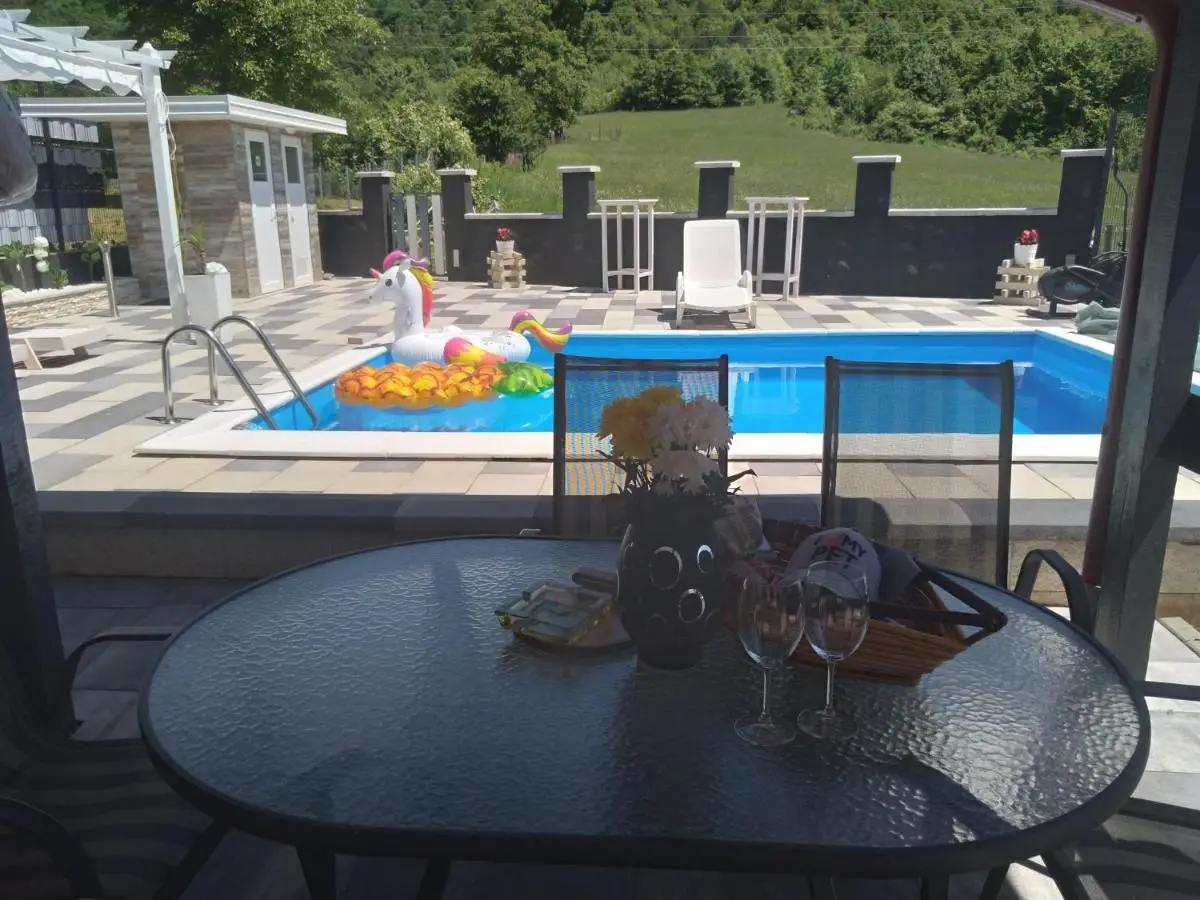 Holiday House White Hill