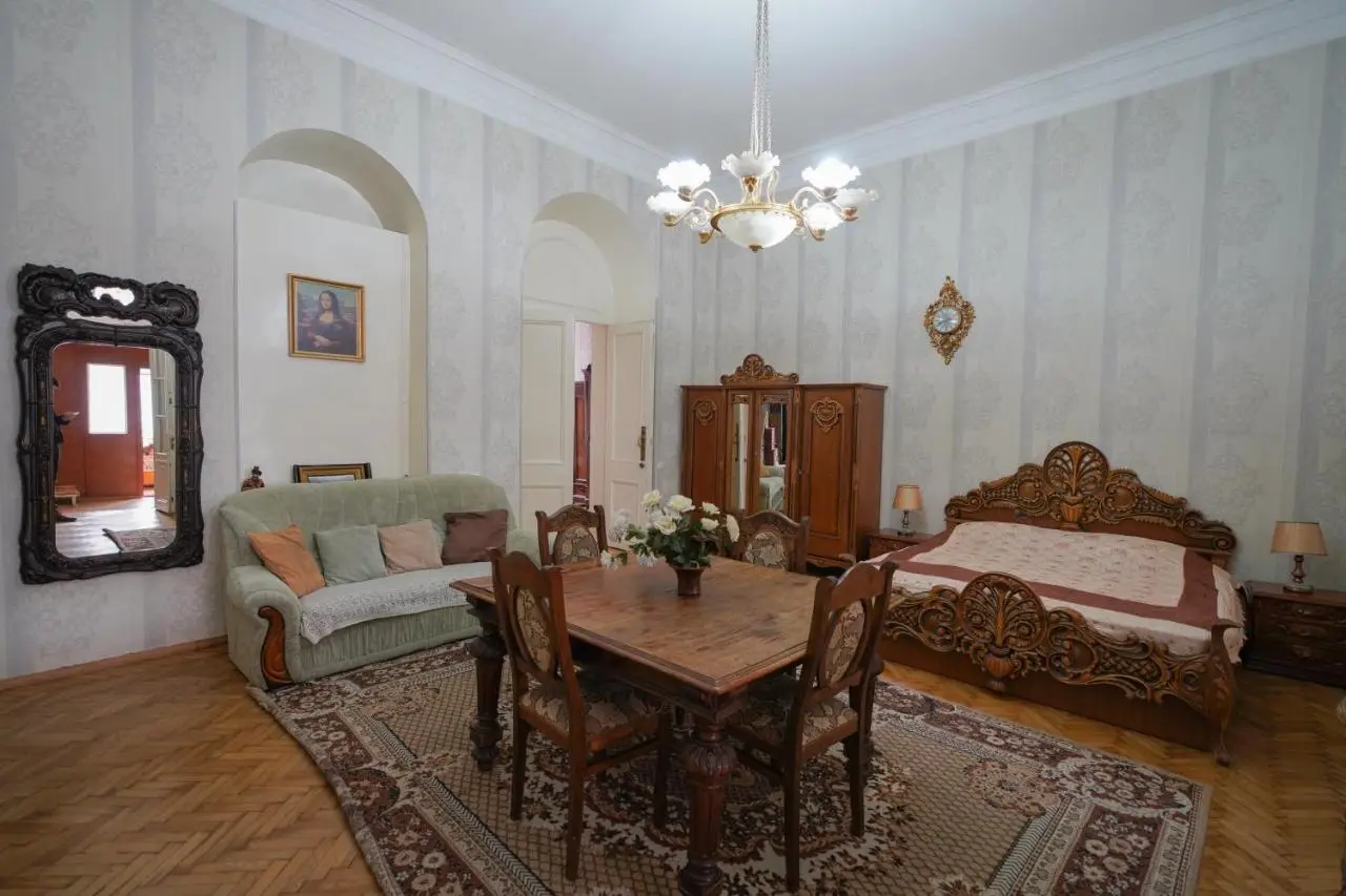 Leon Rooms