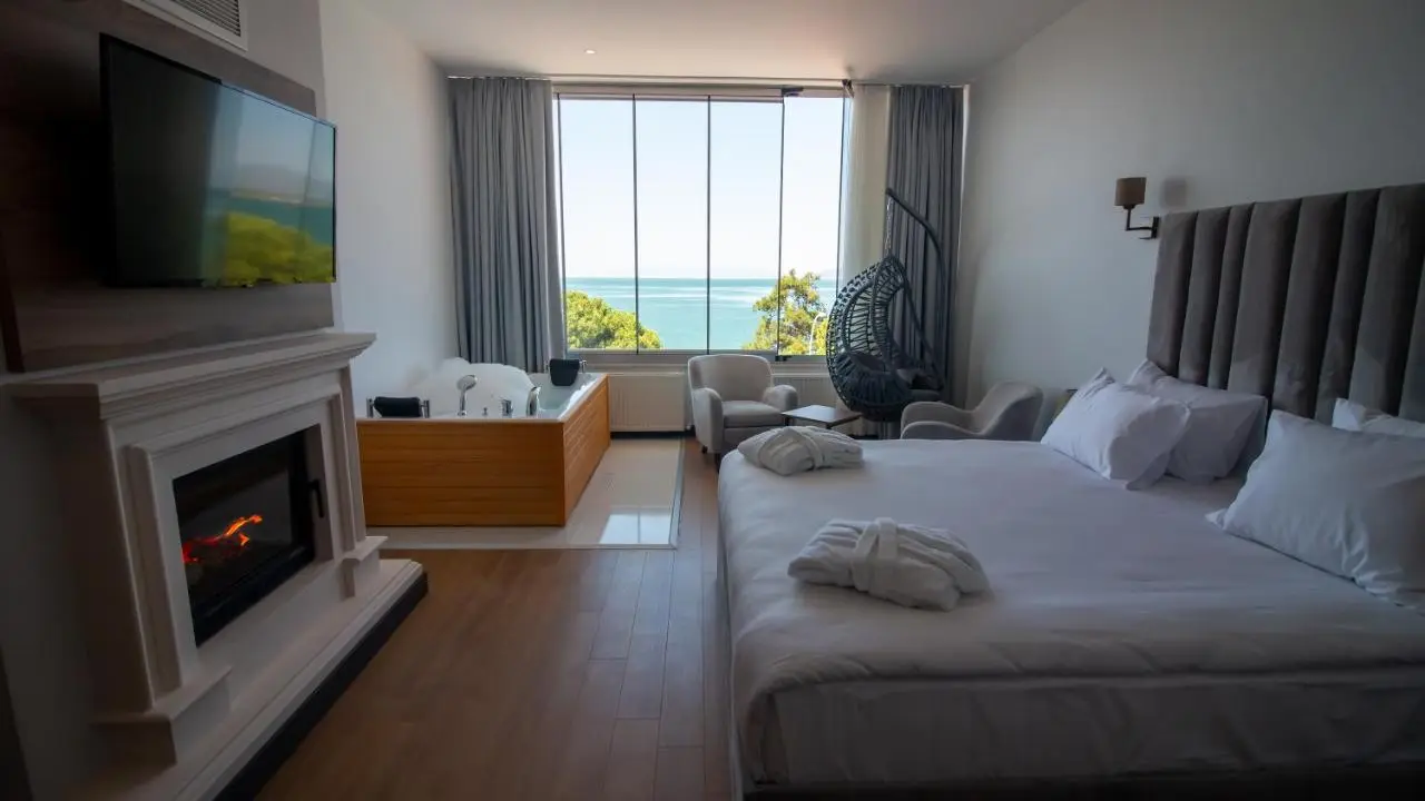 Lake Life Hotel