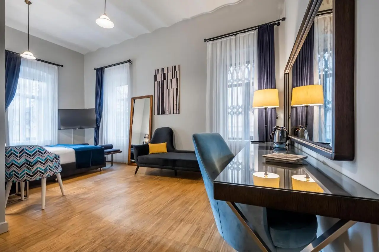 DeCamondo Residence