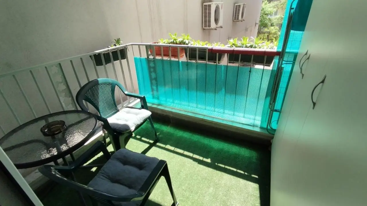 Quiet Apartment in City Center, Free Private Parking