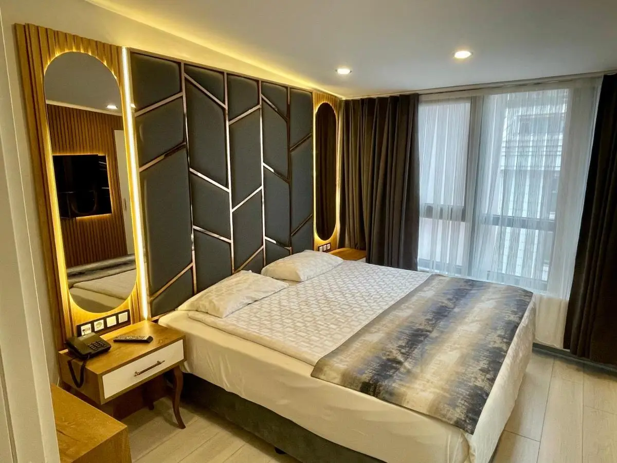 Crowned Hotel