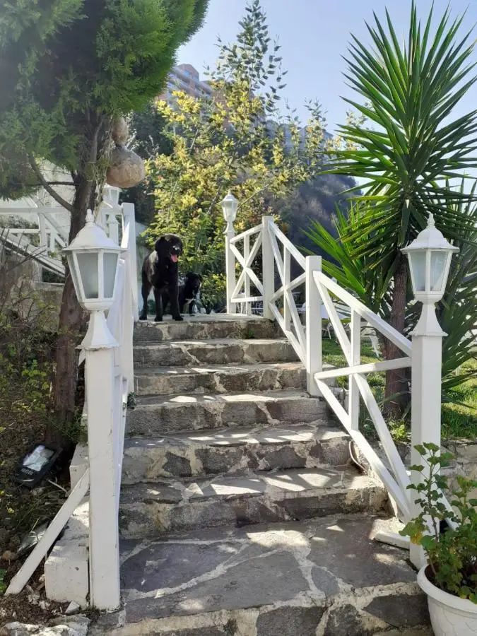 Bab-i Zer Hotel
