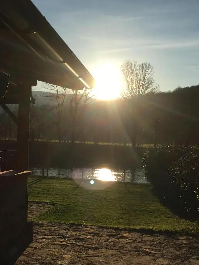 "River paradise" Vikendica sa bazenom, ladarom i kaminom na samoj obali Vrbasa Banja Luka