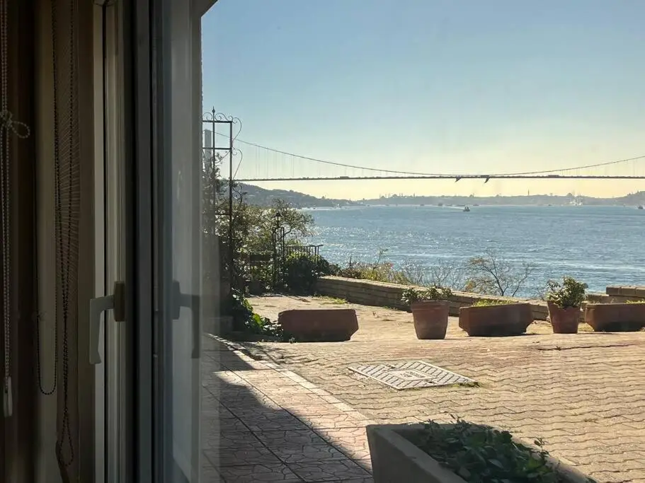 Bosphorus waterfront flat, Cengelköy