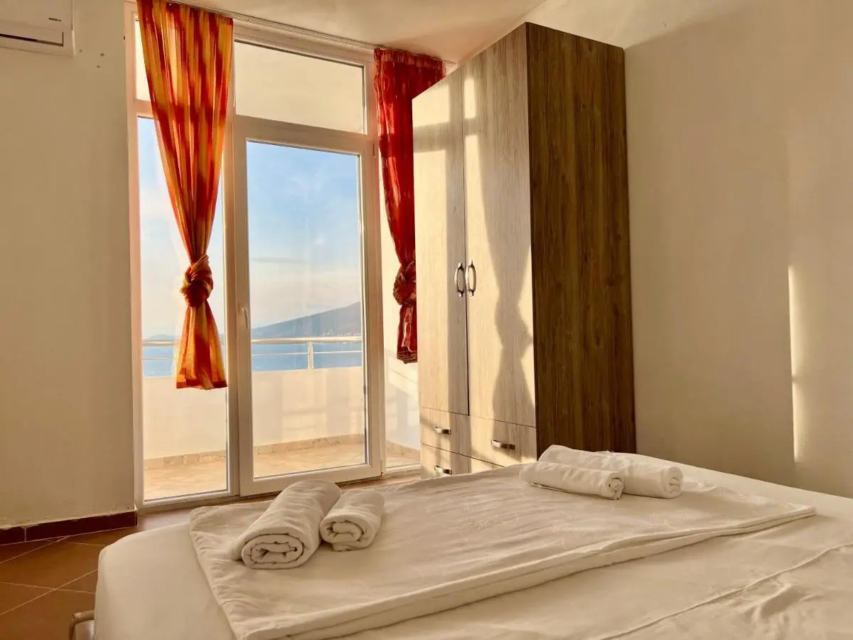 Redi's Seaview Apartments