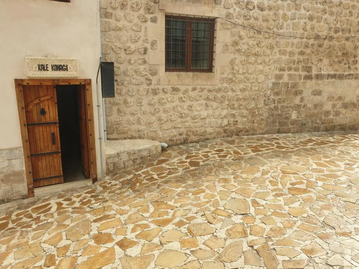 Mardin tarihi ulu Cami yanı, Kale divan konağı