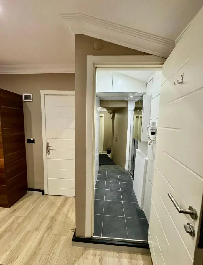 Aram Kerasi Rooms