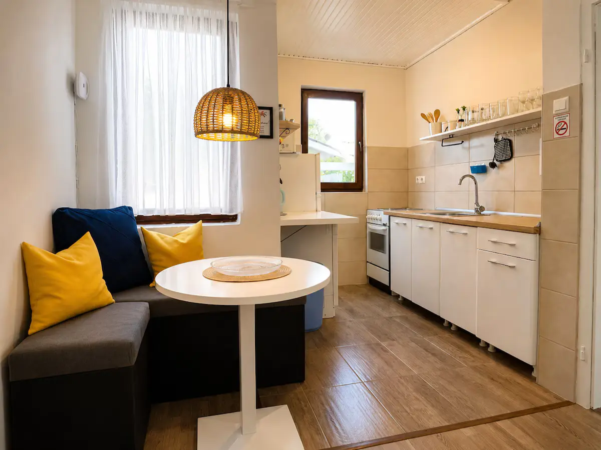 Sunshine Apartment – Pool, River & Garden Oasis