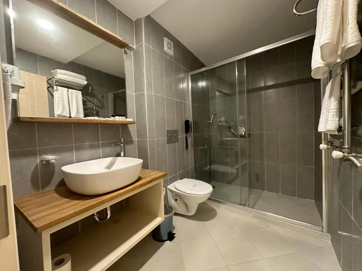 Roys Hotel & Suites