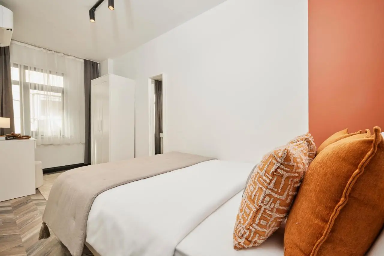 Bright & Modern 2-Bedroom Flat Near Metro