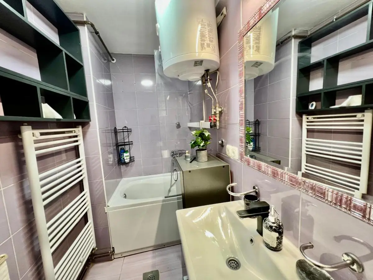Spacious Two-Bedroom Apartment with Free Parking
