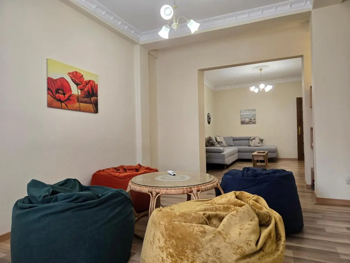 Old Soul, Modern Comfort Apartment