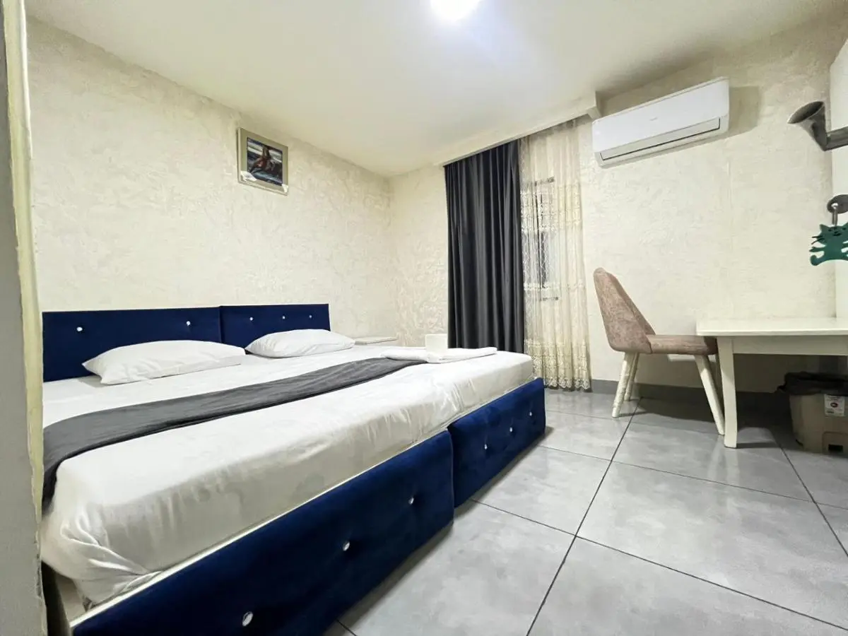 Pak Az Deluxe Hotel