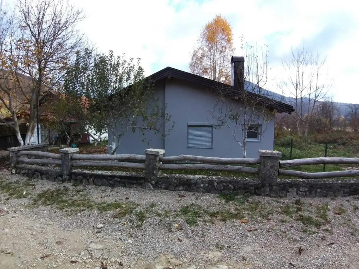 COUNTRY HOUSE