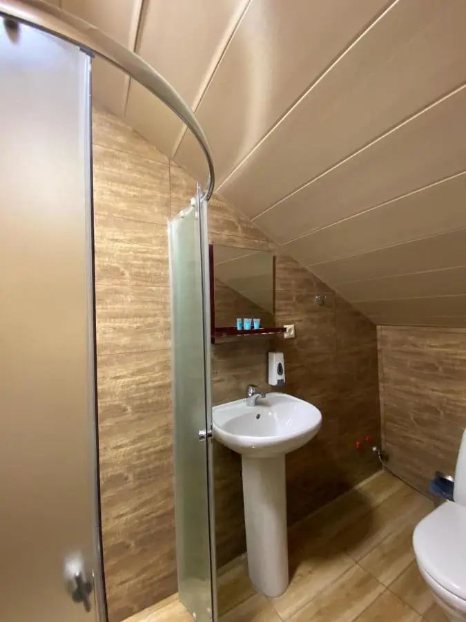8 rooms
