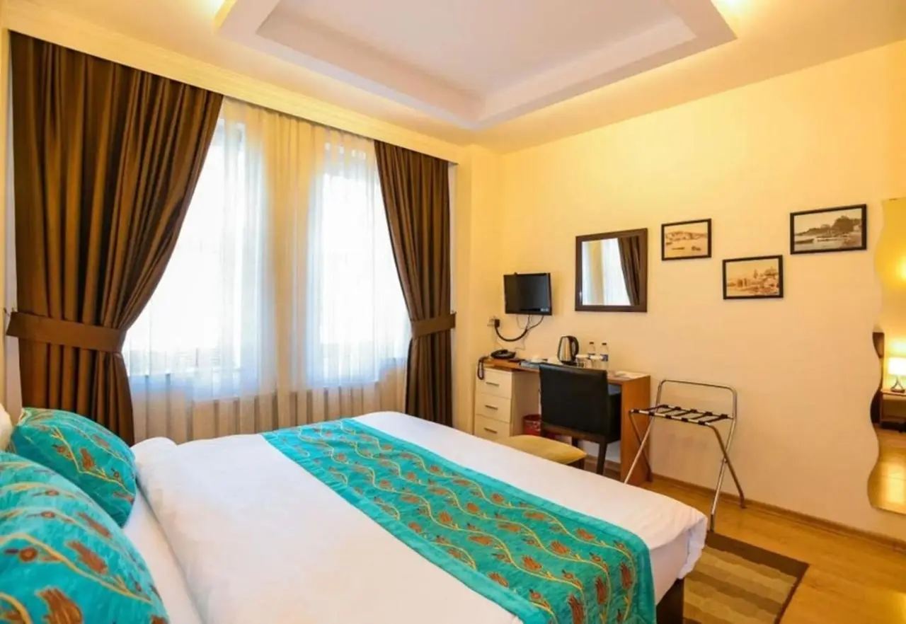 Retropera Hotel