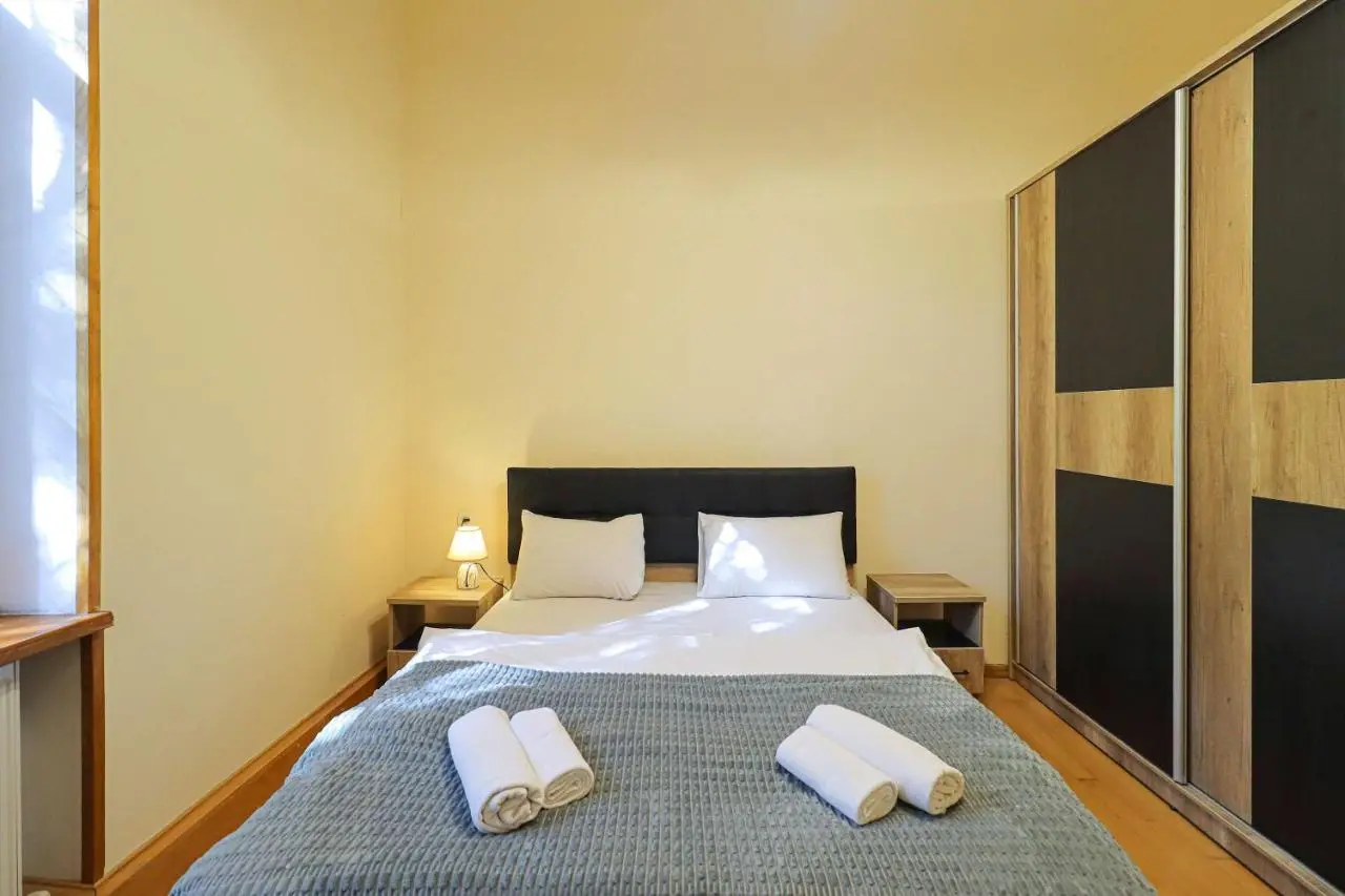 Central 4BR Apt for Groups & Families - By Wehost