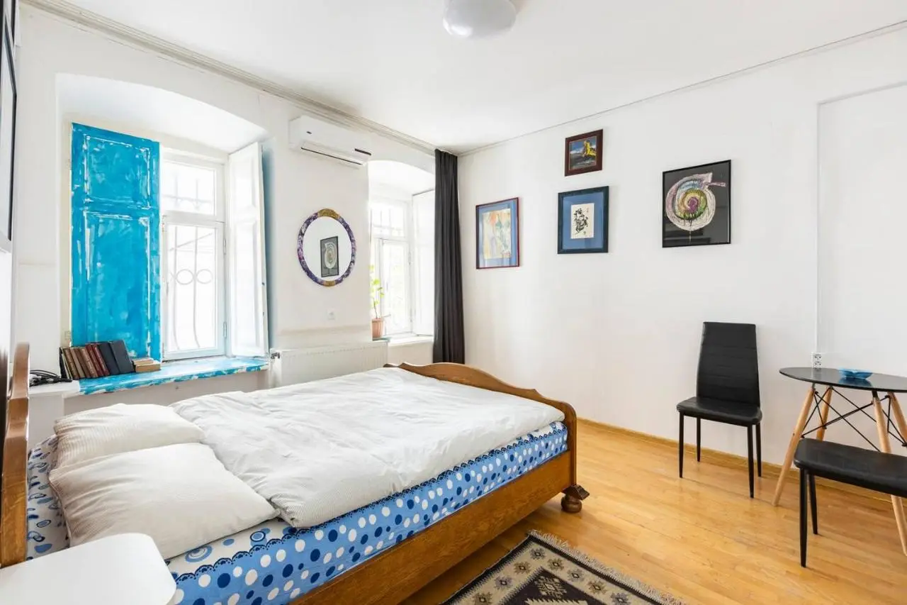 Room in Center 2
