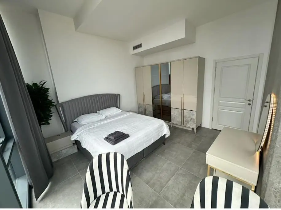 Elegant 2 bedroom apt Sinpas queen gym pools