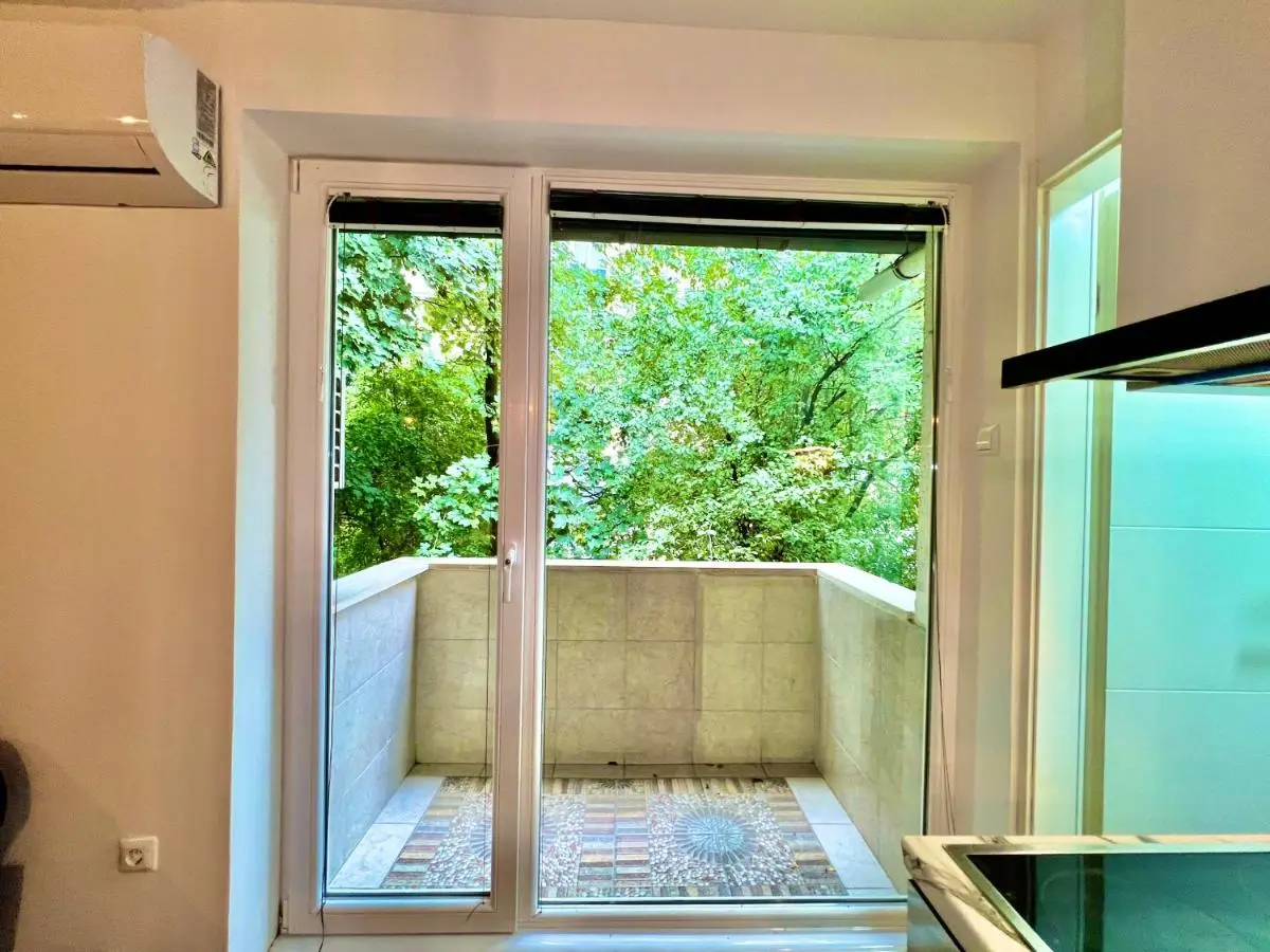 Spacious Two-Bedroom Apartment with Free Parking