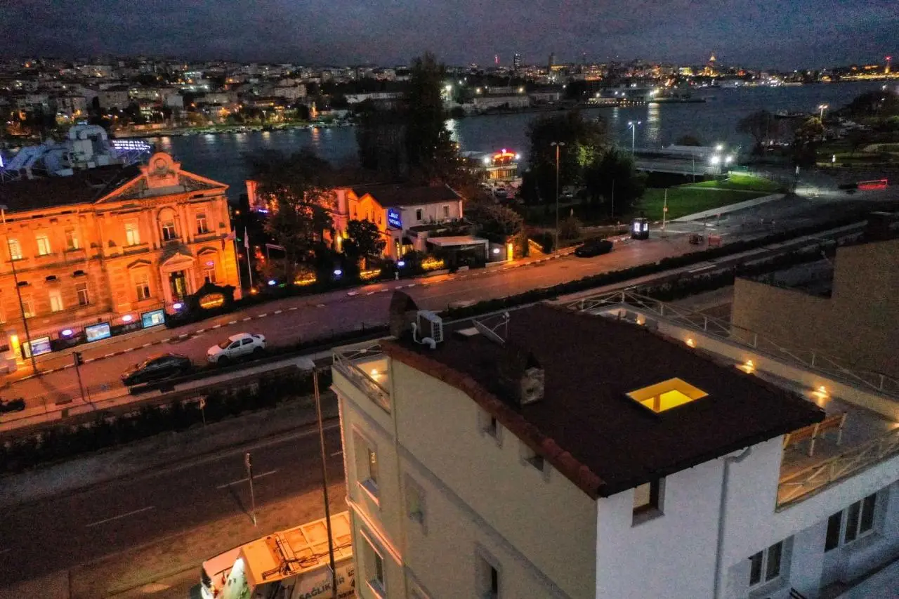 Waterfront Villa by the Tram - Private Terrace with Dome & Golden Horn View in Fatih