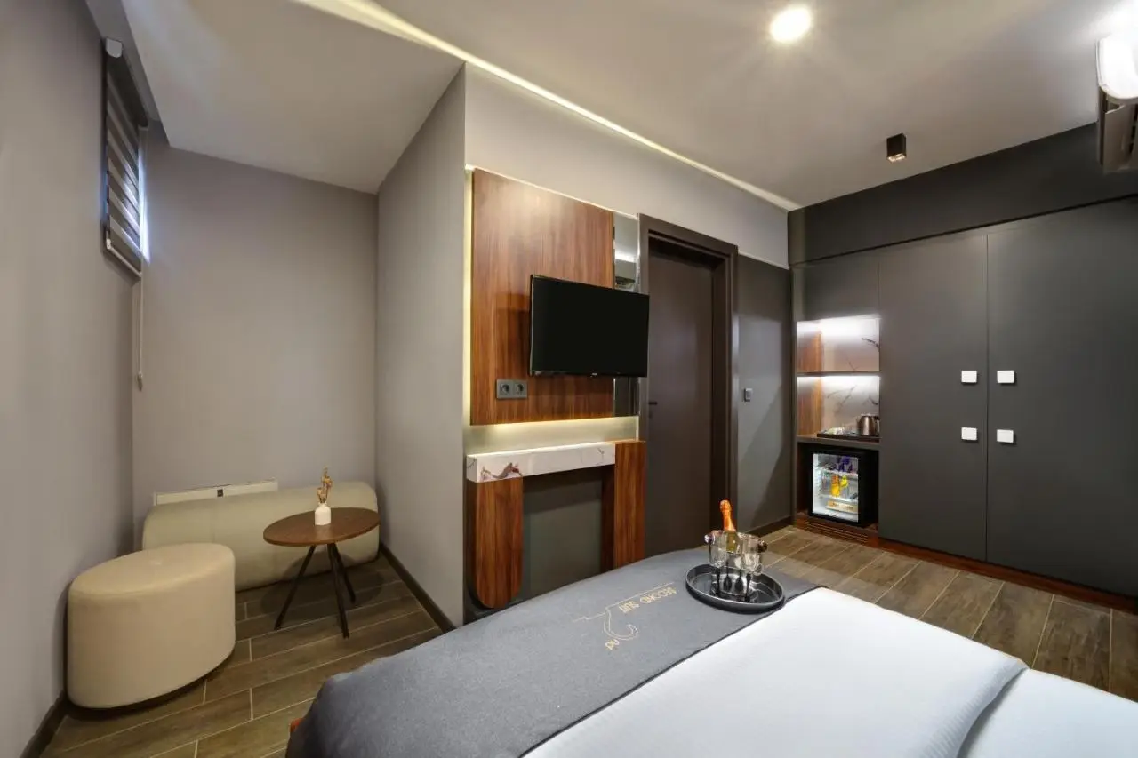 Second Suit Hotel