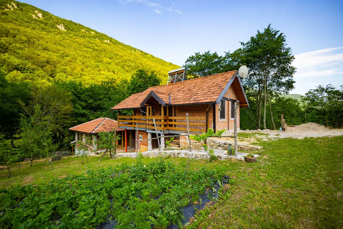 Cozy Off-Grid Cottage w/ Mountain Views By Una NP